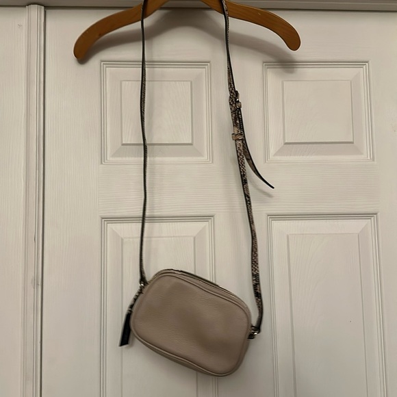 Banana republic leather crossbody snake strap - Picture 1 of 4